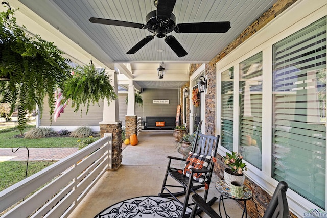 view of patio featuring covered porch and ceiling fan