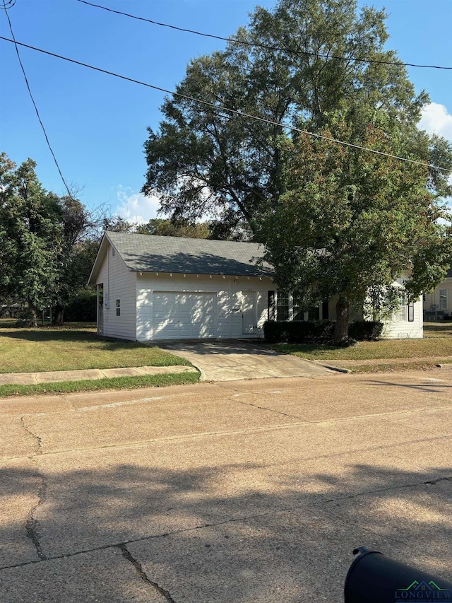 view of front facade featuring a front yard