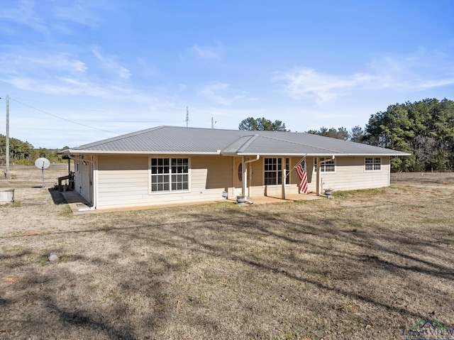 view of front of property featuring a patio area and a front lawn