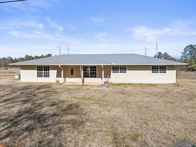 view of front of home featuring a patio and a front lawn