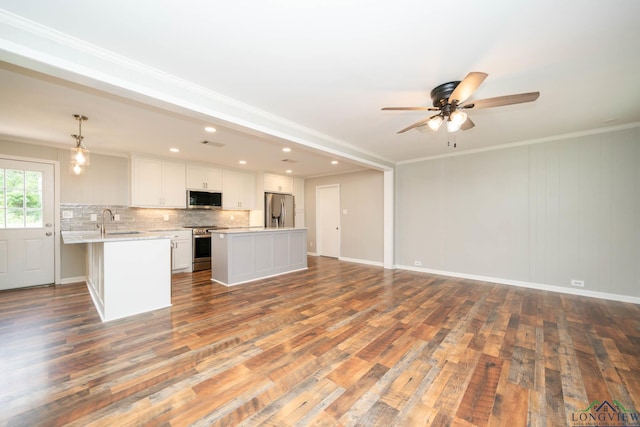 169 Hidden Frst, Longview, TX 75605 - kitchen with stainless steel appliances, open floor plan, wood finished floors, crown molding, and recessed lighting