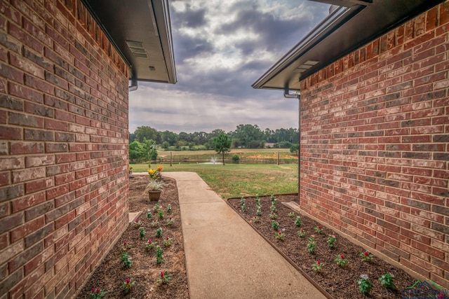 view of yard featuring a rural view