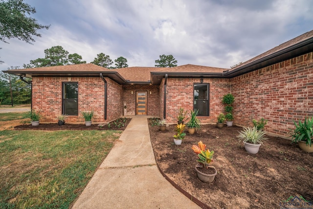 view of front of property featuring a front yard