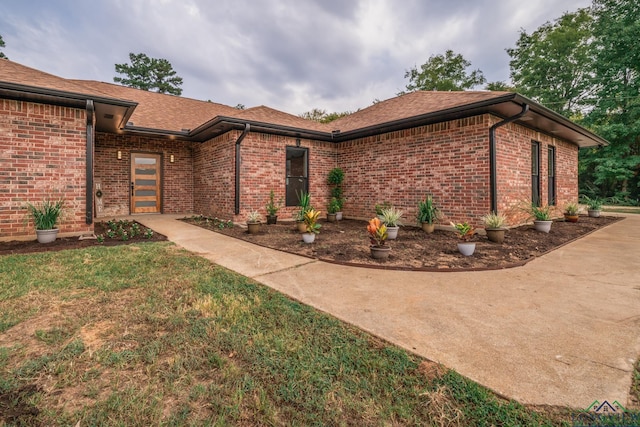 view of front of property with a front yard