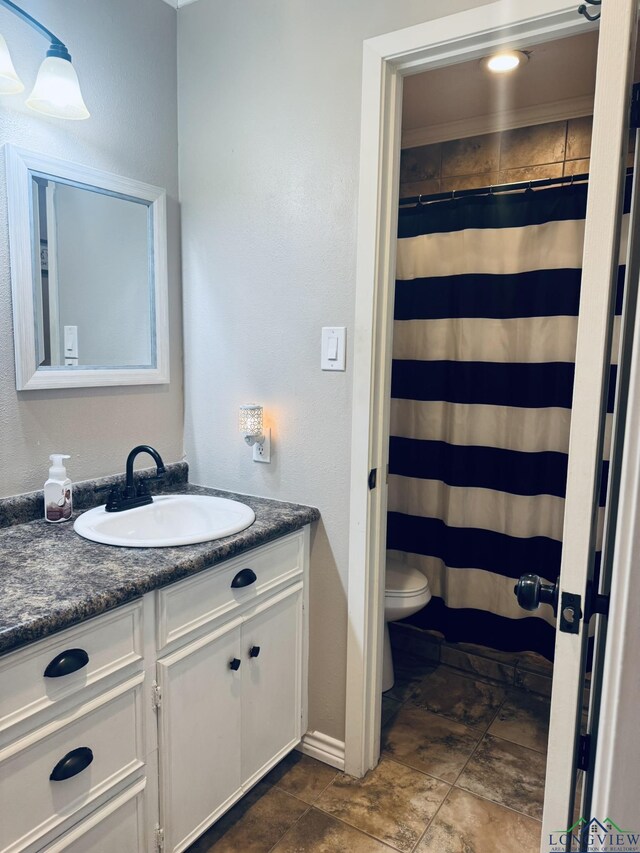 505 Timberdale, Kilgore, TX 75662 - full bath featuring vanity, toilet, curtained shower, and baseboards