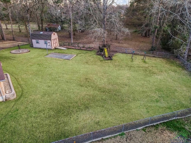 view of yard with a shed