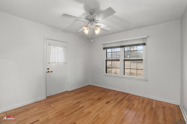 empty room featuring light wood-type flooring, ceiling fan, and baseboards