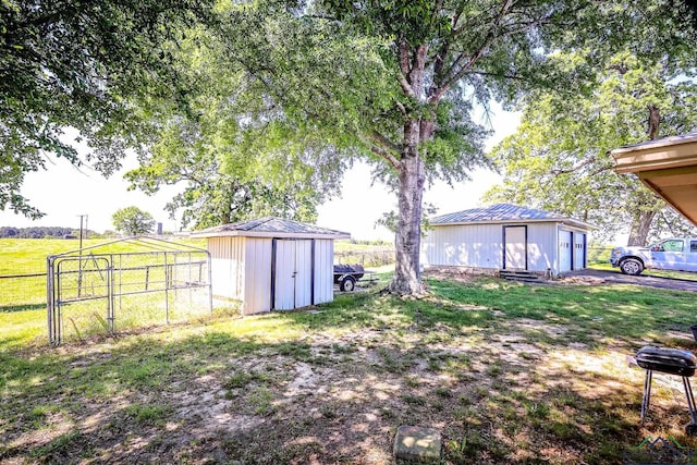 view of yard with an outbuilding