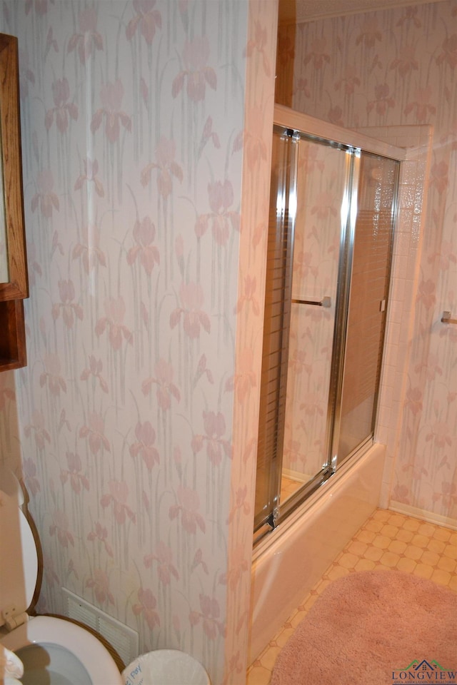 bathroom featuring enclosed tub / shower combo