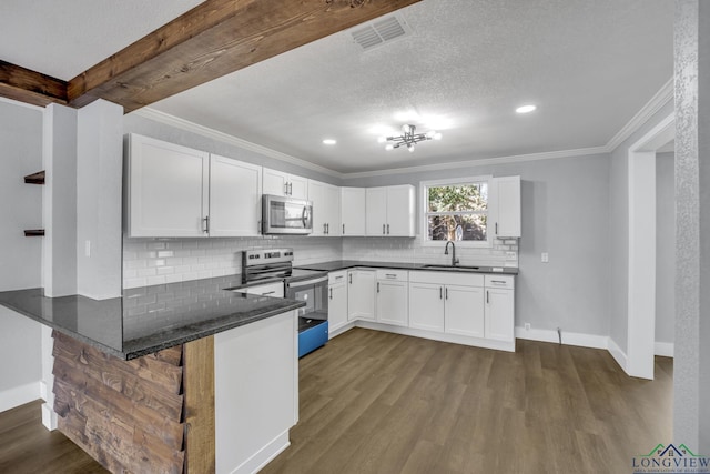 kitchen with sink, kitchen peninsula, a kitchen bar, white cabinets, and appliances with stainless steel finishes