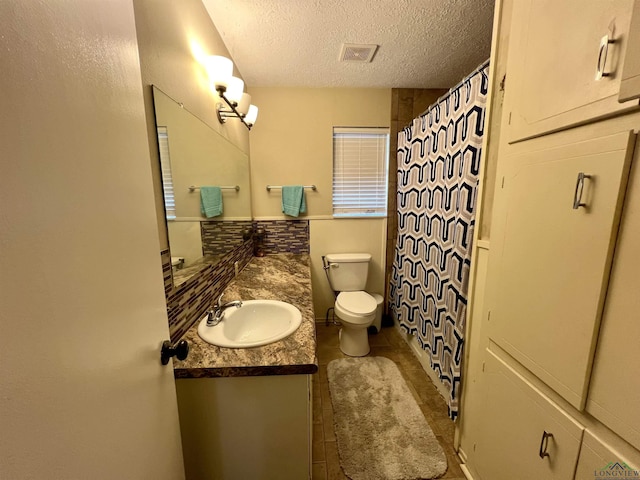 1523 Young St, Henderson, TX 75654 - bathroom with vanity, a shower with curtain, visible vents, a textured ceiling, and toilet