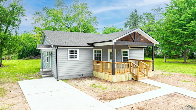 view of front facade featuring a porch and a front yard