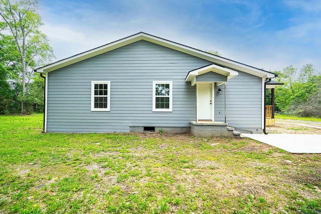 view of front of home with a front lawn