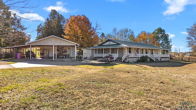 view of front of home featuring a porch, a carport, and a front lawn