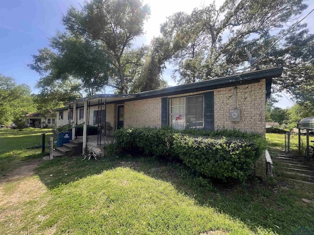 view of front of home featuring a front yard