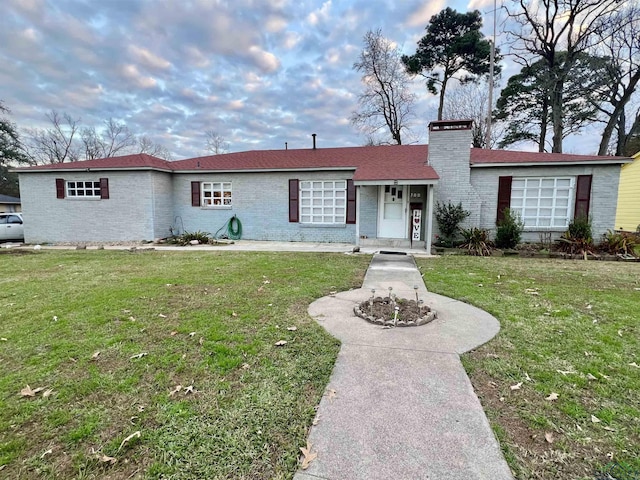 single story home featuring a front lawn