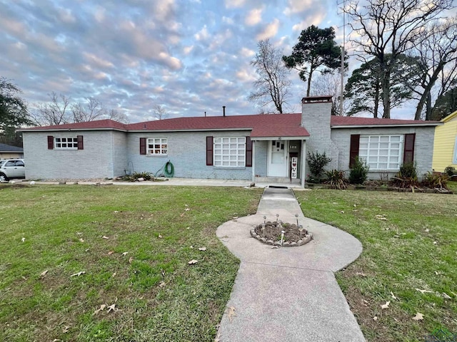 ranch-style house featuring a front lawn