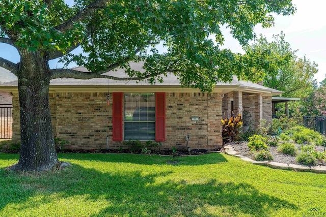 ranch-style home featuring a front yard