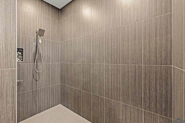 bathroom featuring a tile shower