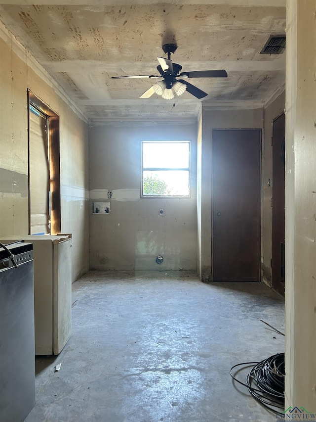 unfurnished room with ceiling fan