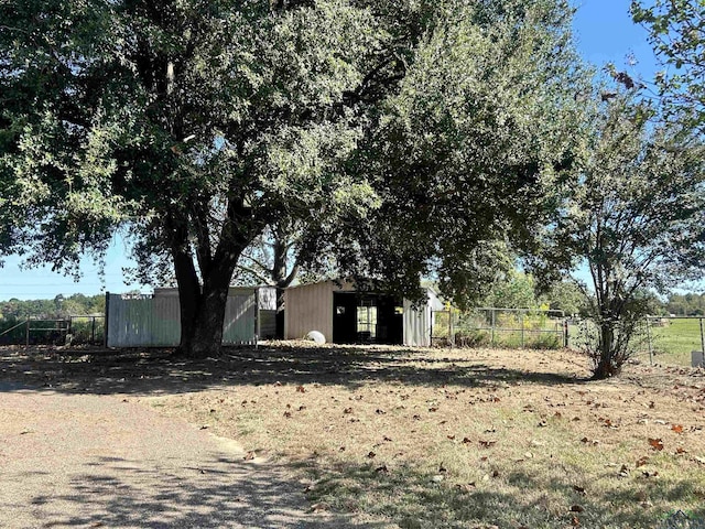 view of yard with a storage shed