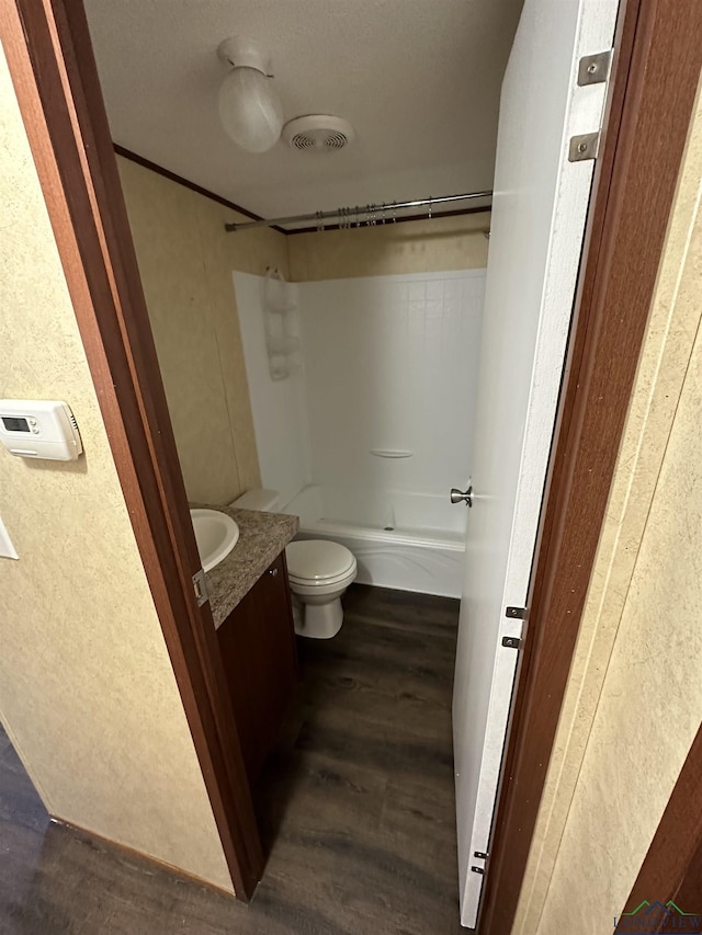 12700 2184 D, Tatum, TX 75691 - bathroom featuring wood finished floors, vanity, bathtub / shower combination, and toilet