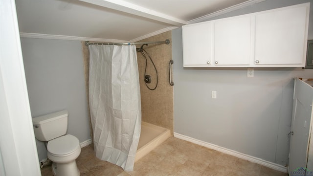 bathroom with curtained shower, toilet, and crown molding