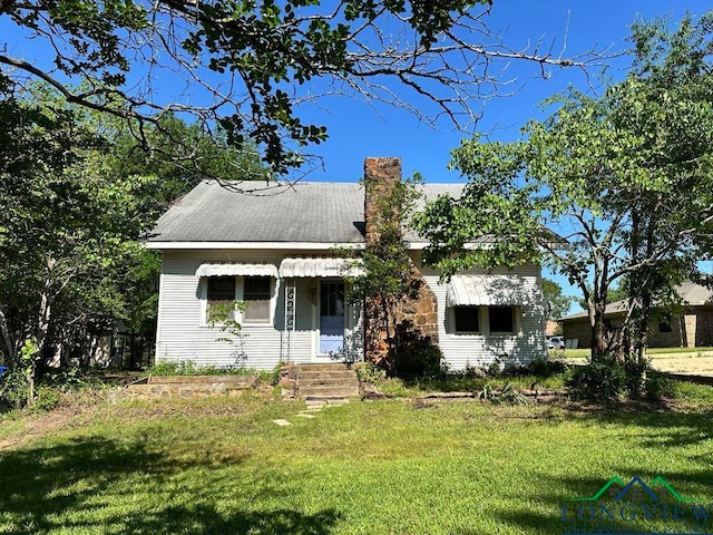 view of front of home featuring a front lawn