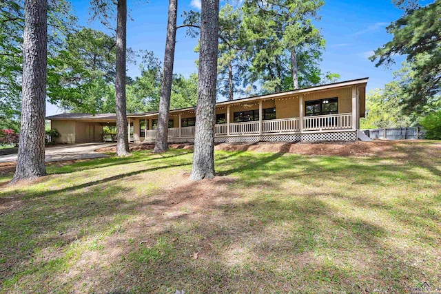 view of front of house featuring a front lawn