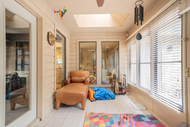 sunroom / solarium featuring a skylight and ceiling fan