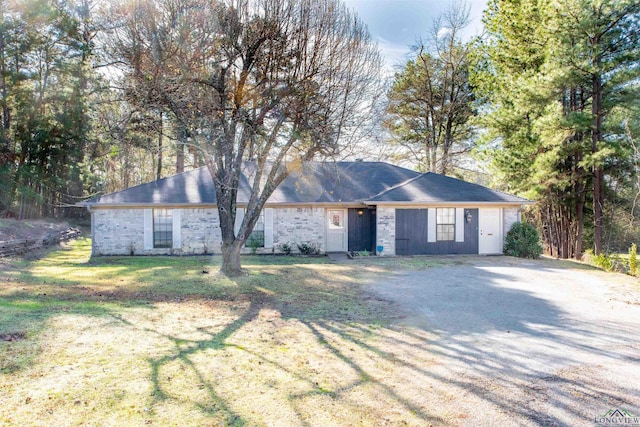 ranch-style home featuring a front lawn