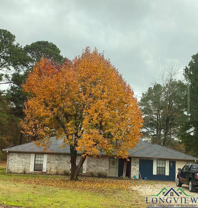 view of front facade featuring a front yard