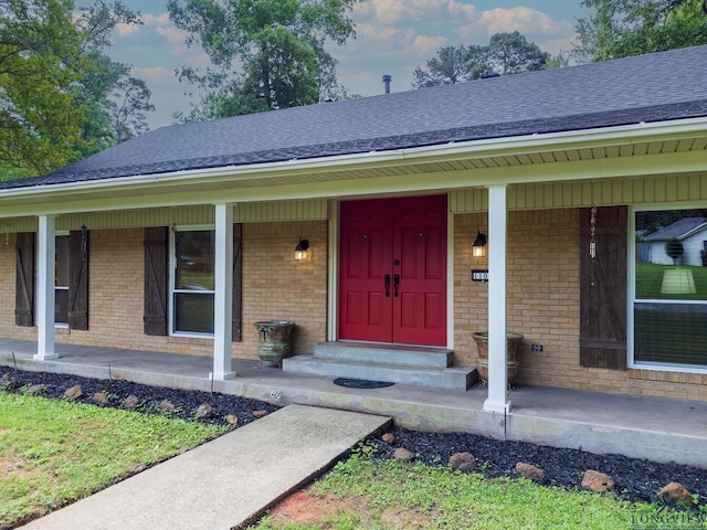 entrance to property featuring covered porch