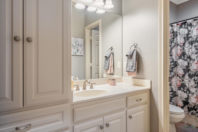 full bathroom featuring a shower with curtain, vanity, and toilet