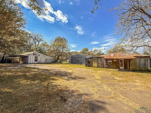 view of yard featuring an outbuilding