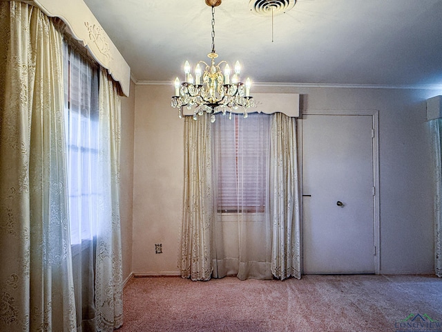 unfurnished room featuring crown molding, carpet, and a notable chandelier