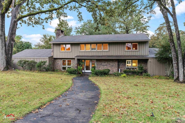 front of property featuring a front lawn