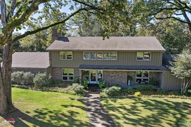 view of front of property featuring a front yard