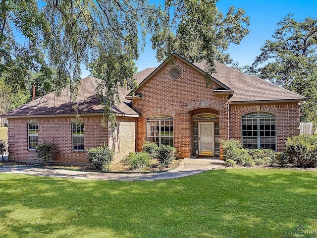 view of front of home featuring a front lawn