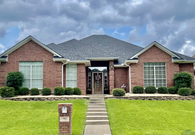 view of front of house featuring a front lawn