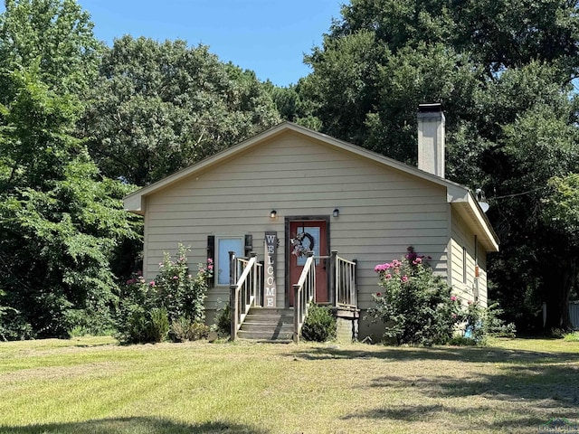 view of front facade with a front lawn