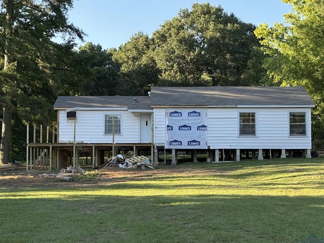 back of house featuring a lawn