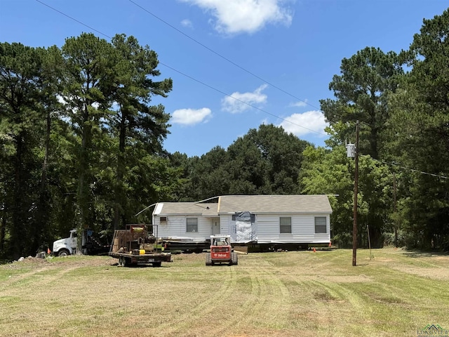 view of front of home with a front lawn