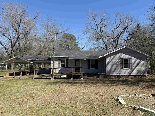 view of front of home with a carport and a front yard