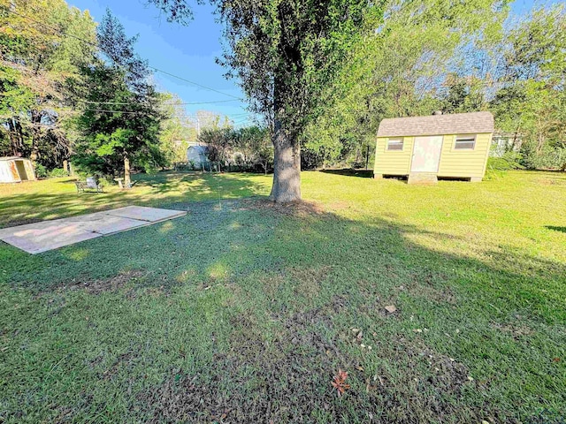 view of yard featuring a storage unit