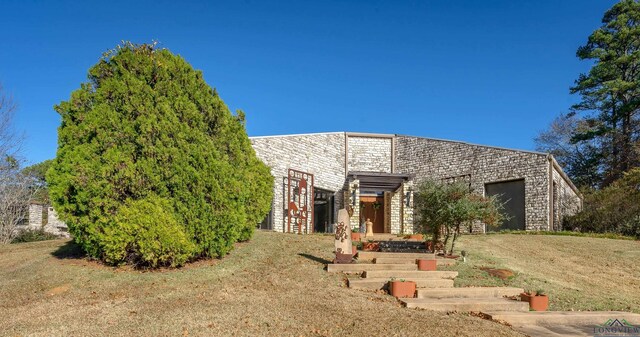 view of front of house featuring a front yard