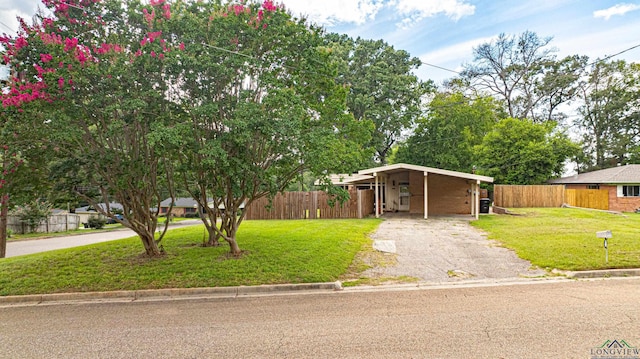 view of front of home featuring a carport and a front lawn