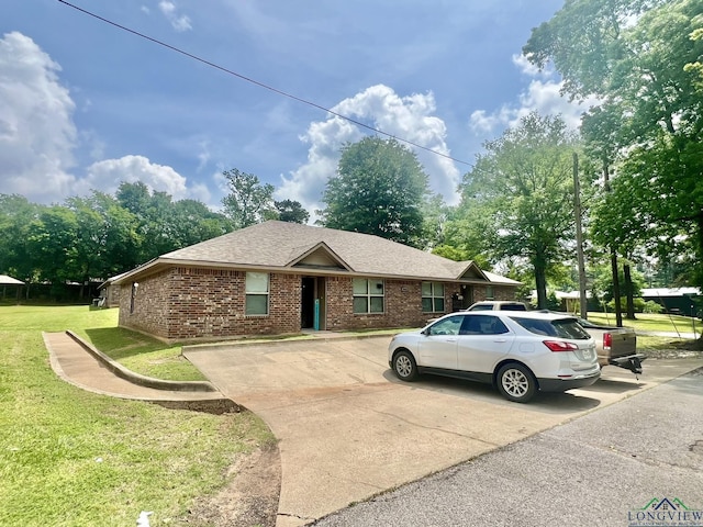 single story home featuring a front lawn