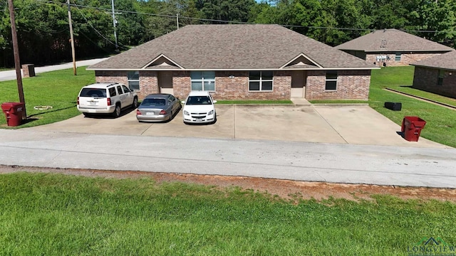 view of front of property featuring a front yard