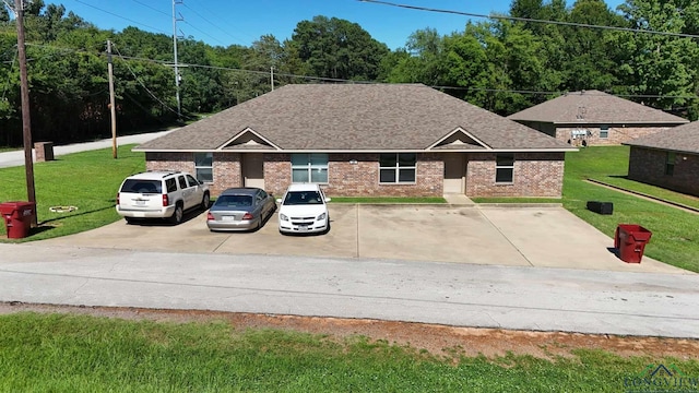 view of front facade with a front lawn